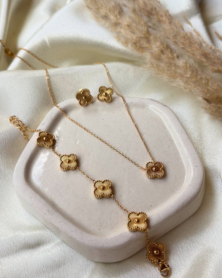 Eternal Bloom Clover Jewelry Set - Premium Gold Finish